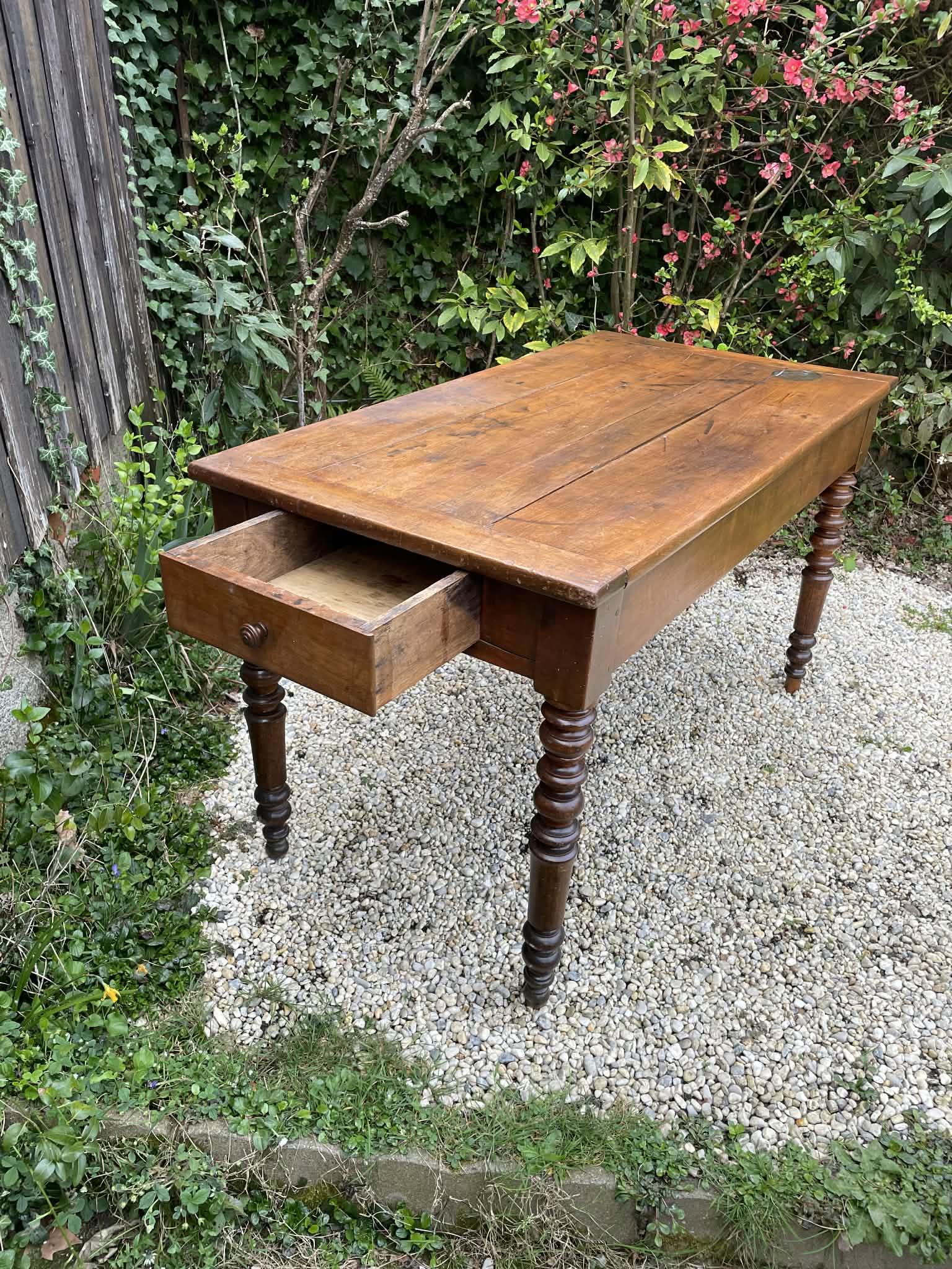 Table ancienne de cuisine avec planche à découper