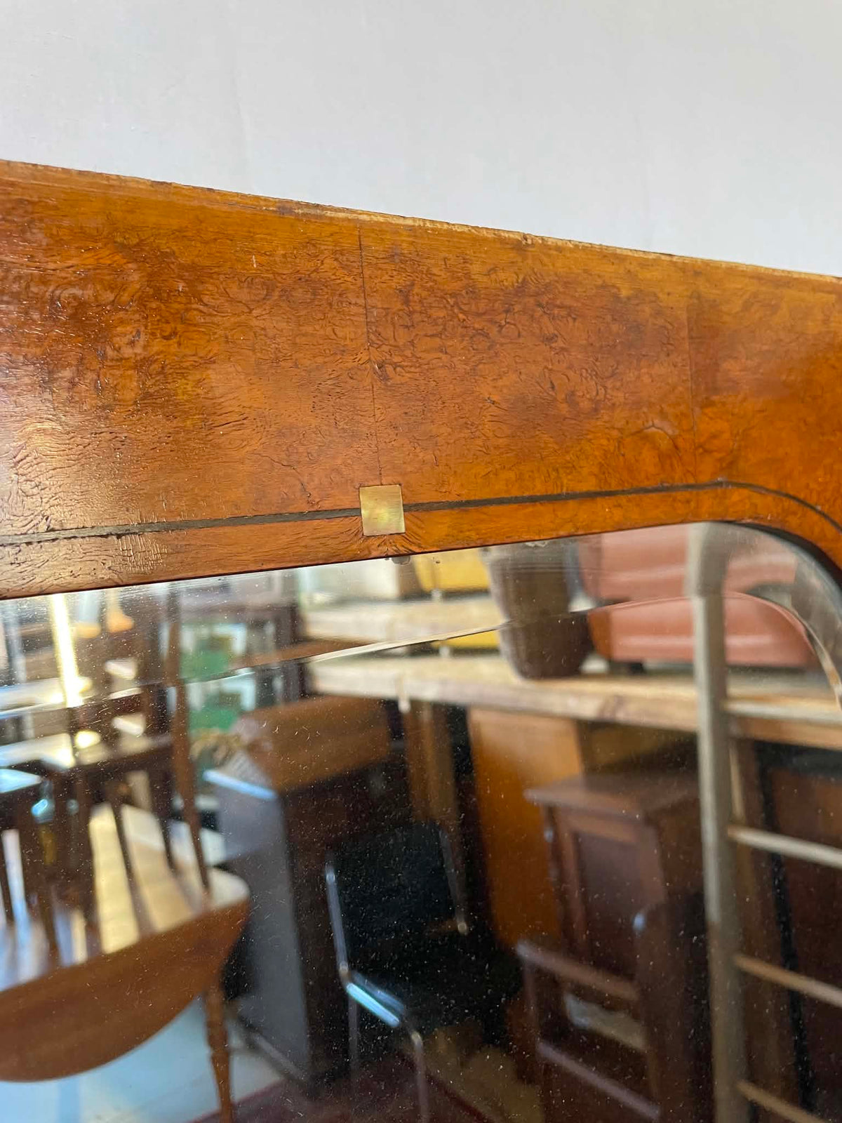 Grand miroir ancien en loupe de bois et incrustations de nacre – Style Art déco