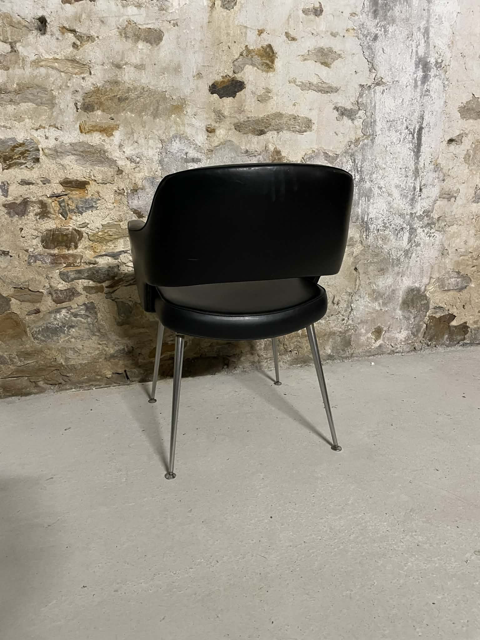 Fauteuil conférence design noir pieds métal style contemporain