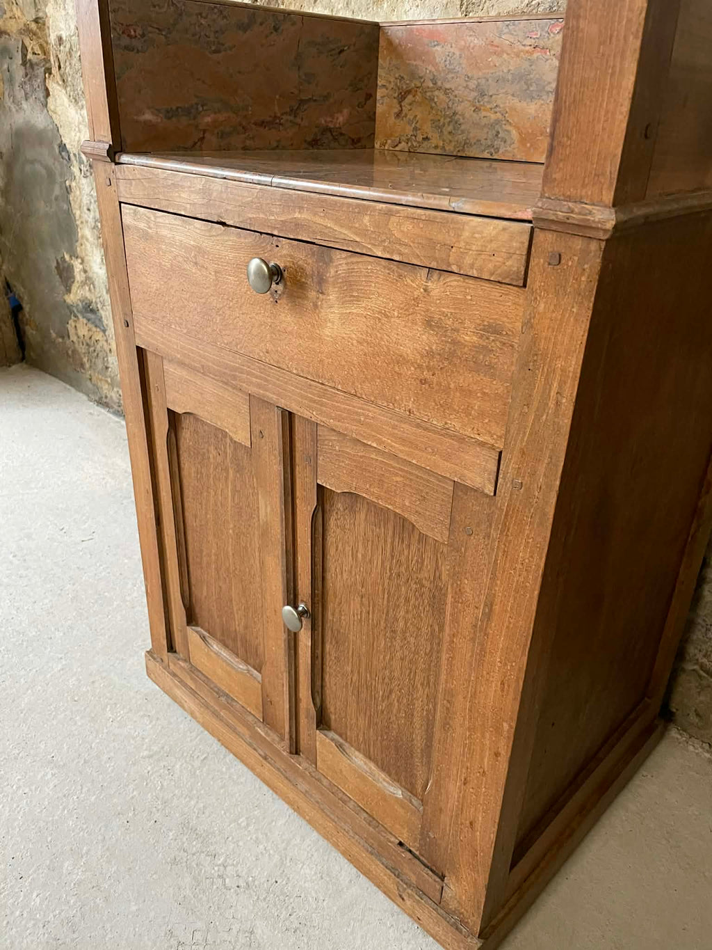 Meuble ancien en bois avec plateau et crédence en marbre