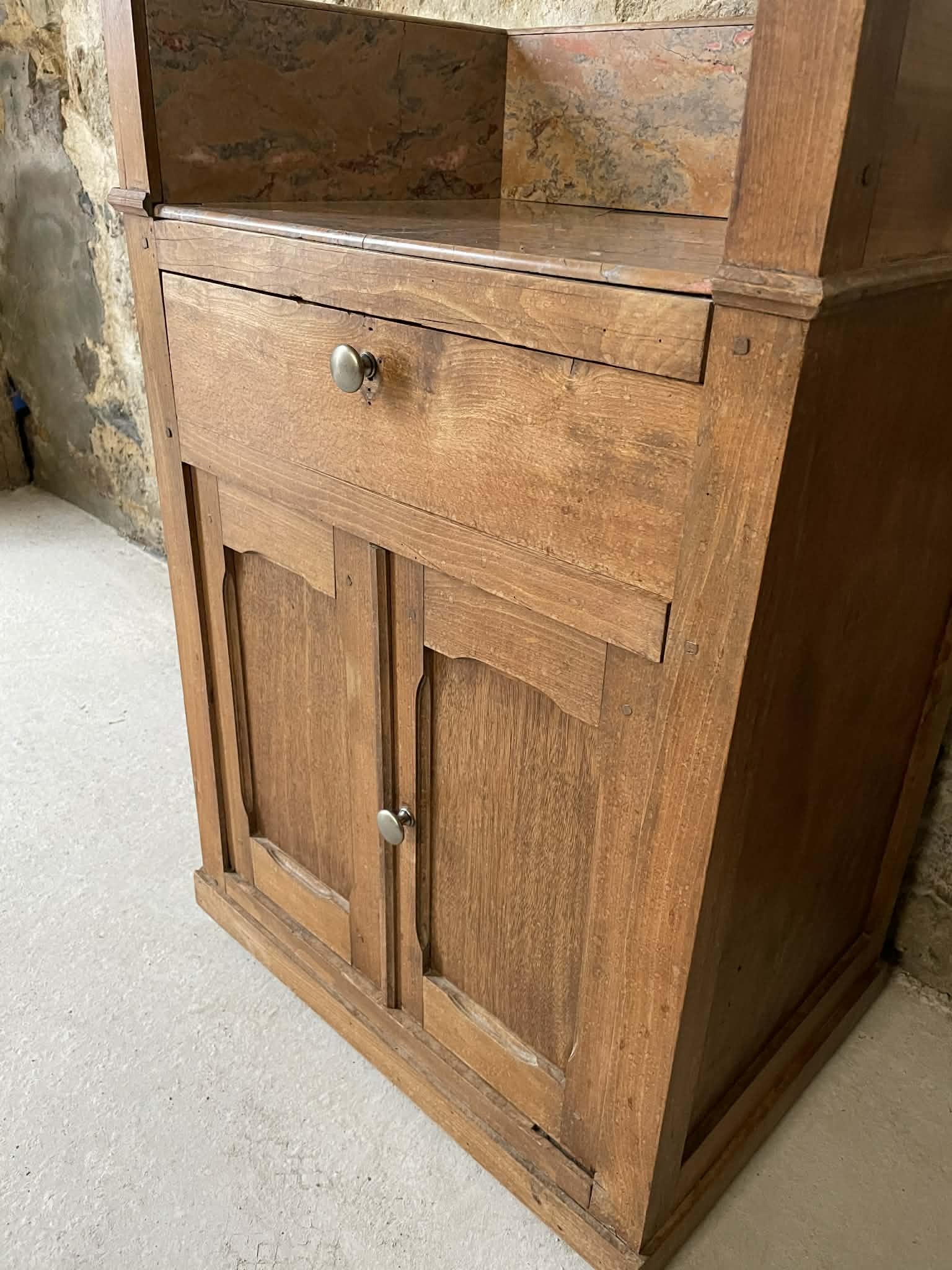 Meuble ancien en bois avec plateau et crédence en marbre