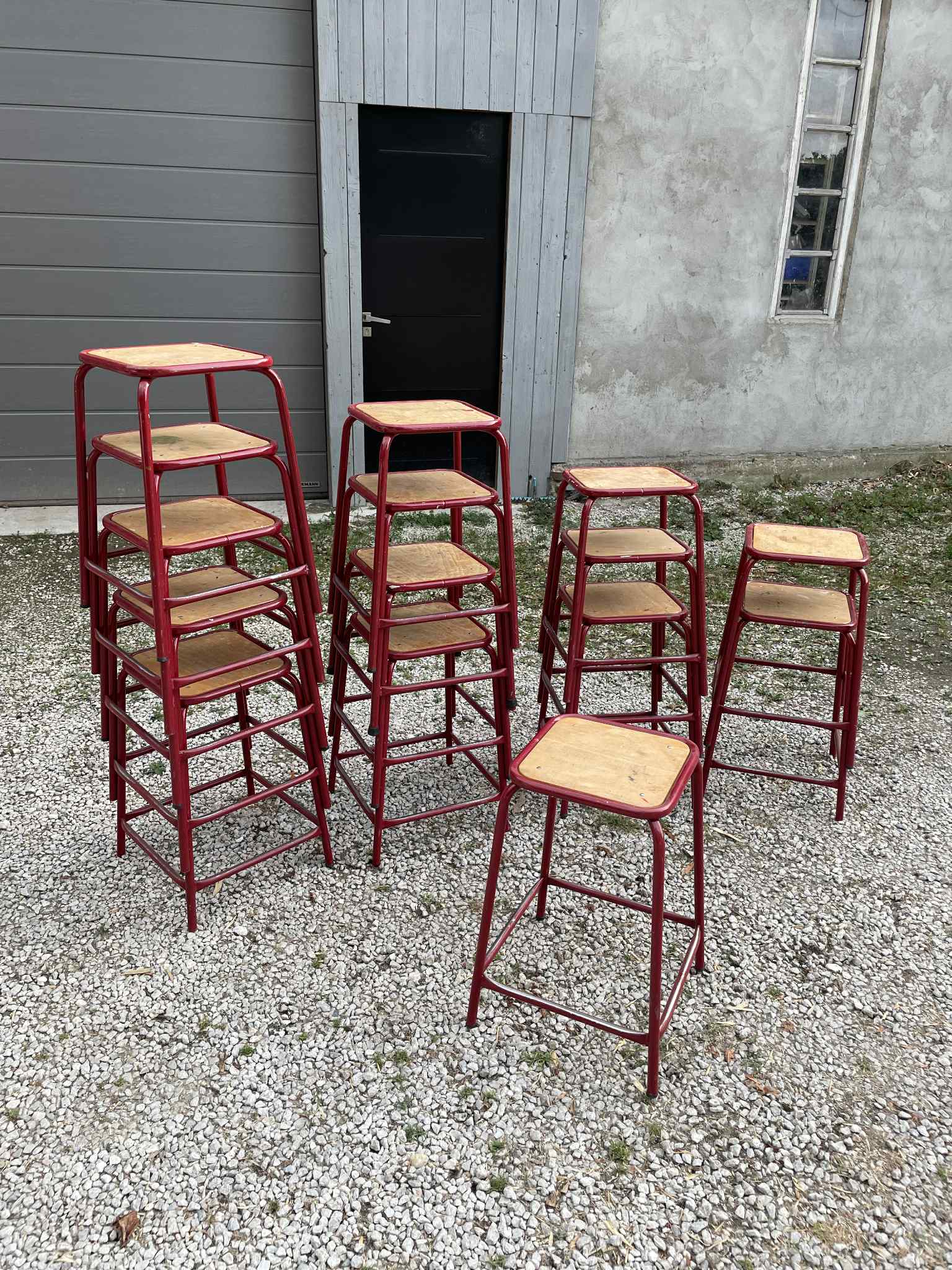 Tabourets anciens d'école