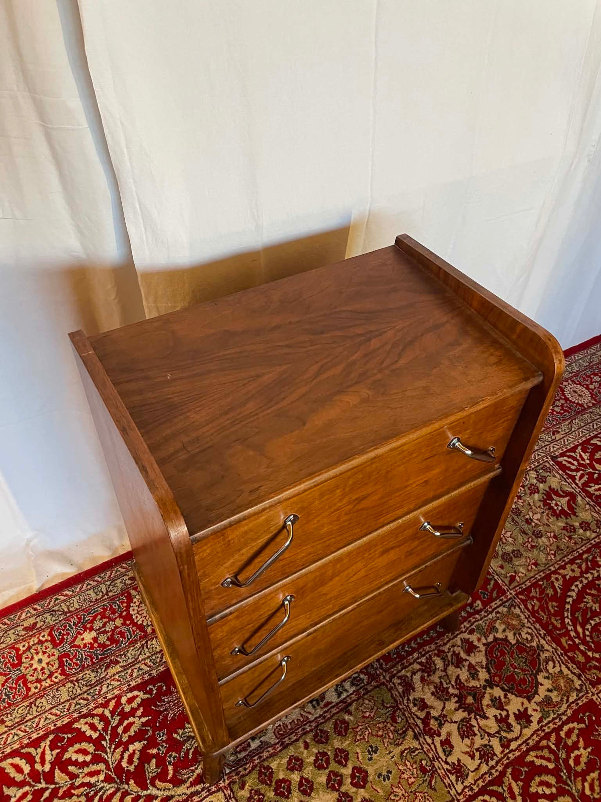 Petite commode vintage en noyer – 3 tiroirs  Copier le titre