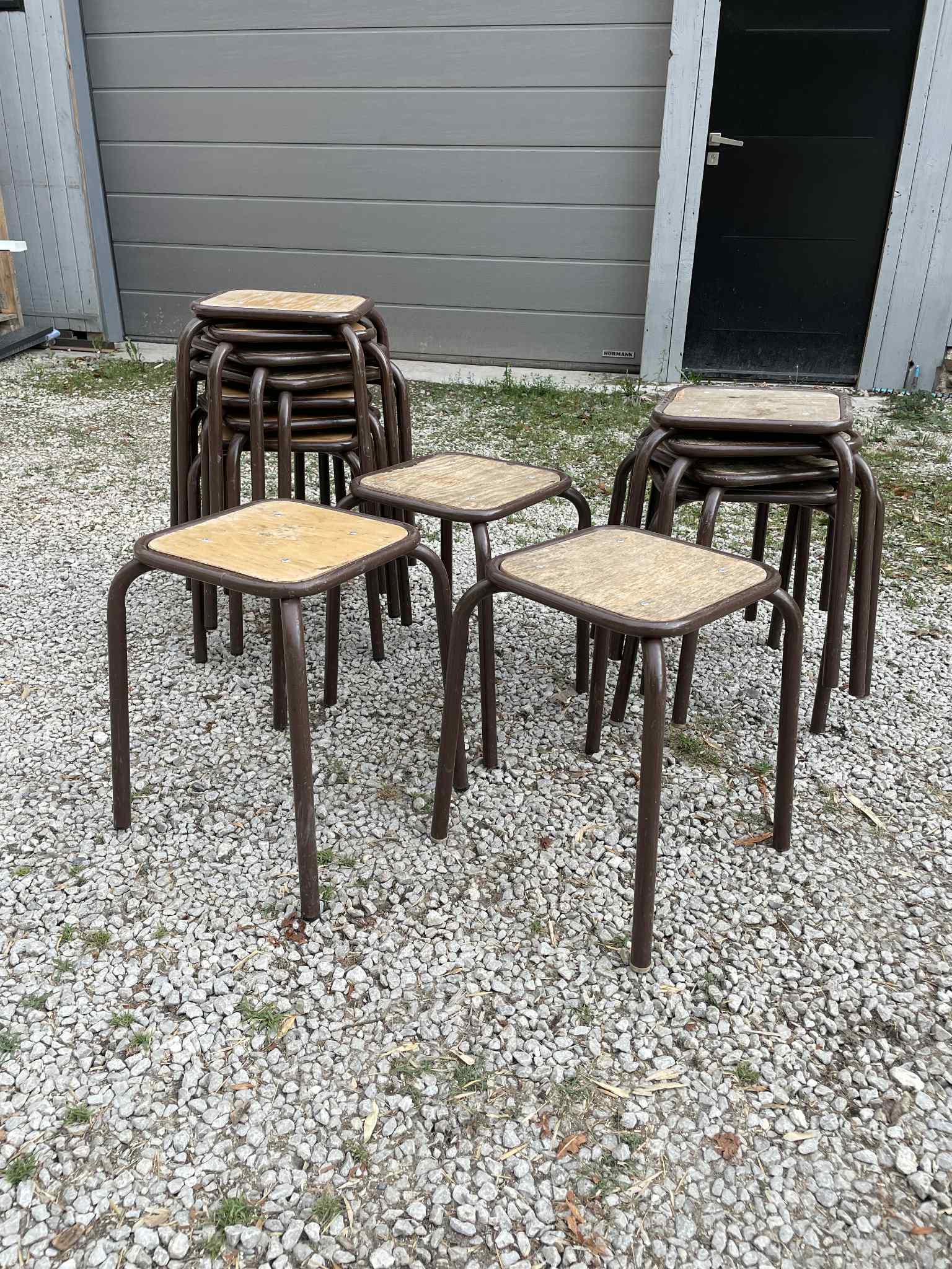 Tabourets anciens d'école marron
