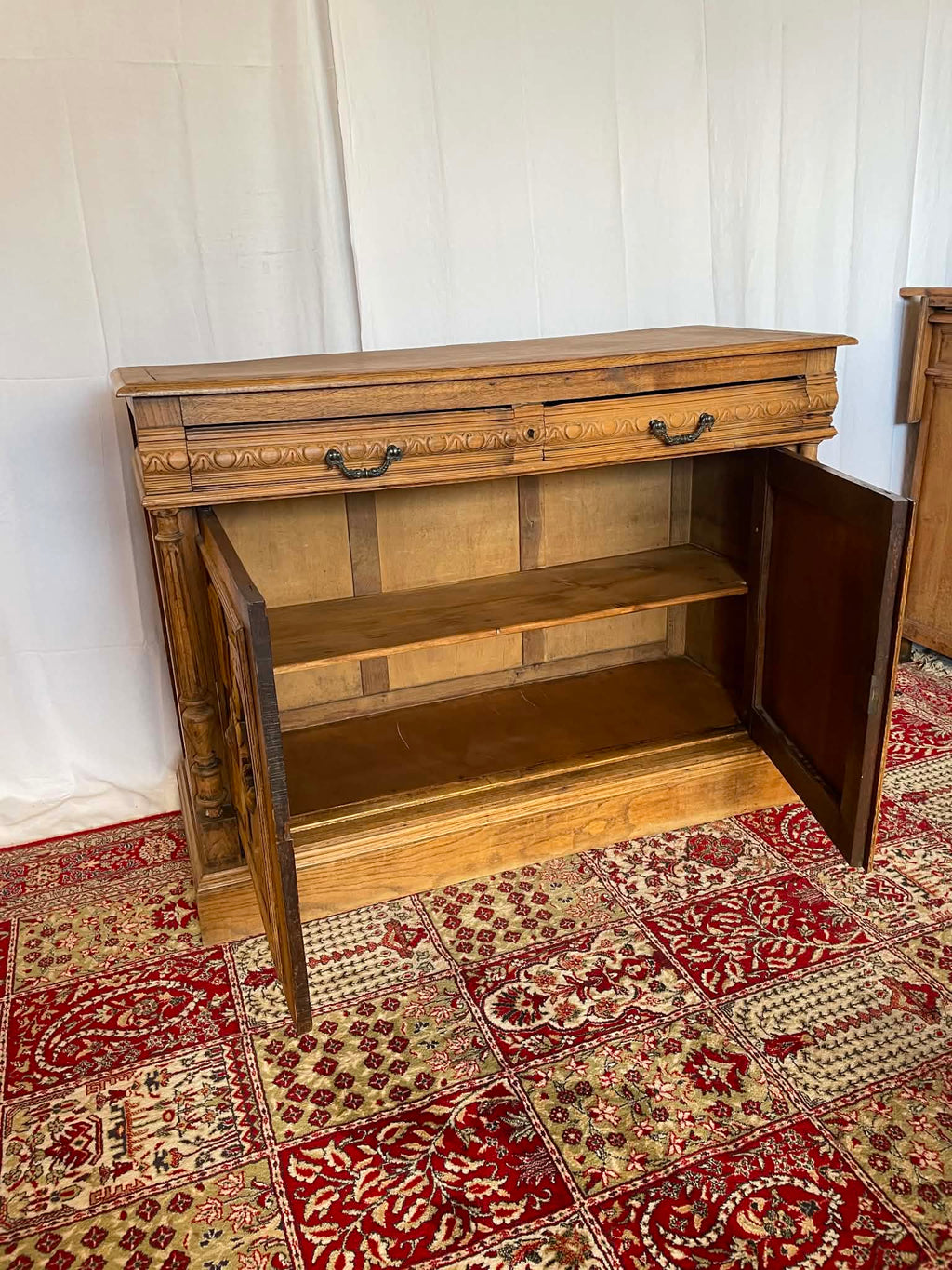 Buffet ancien en chêne massif sculpté – Fin XIXe siècle  Copier le titre
