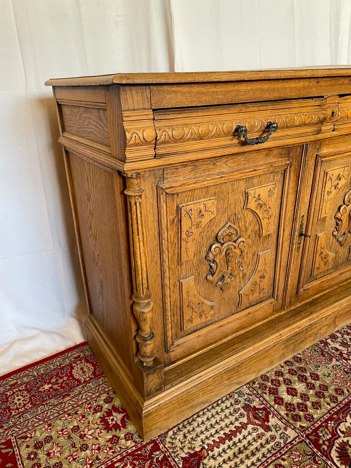 Buffet ancien en chêne massif sculpté – Fin XIXe siècle  Copier le titre