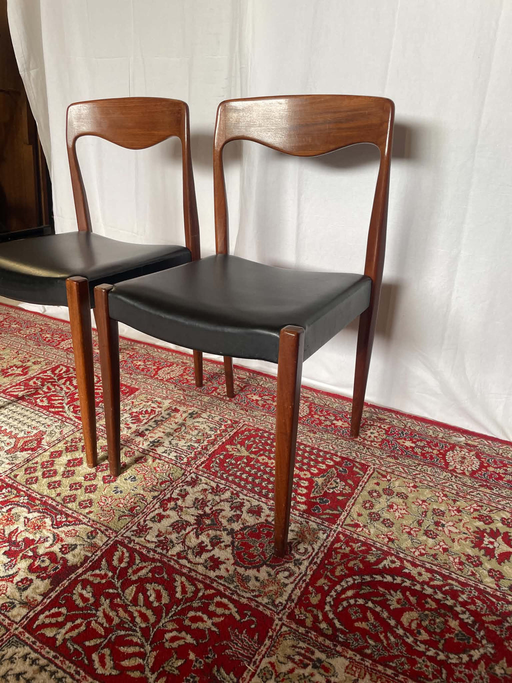 Paire de chaises vintage en teck et skaï noir – Style scandinave