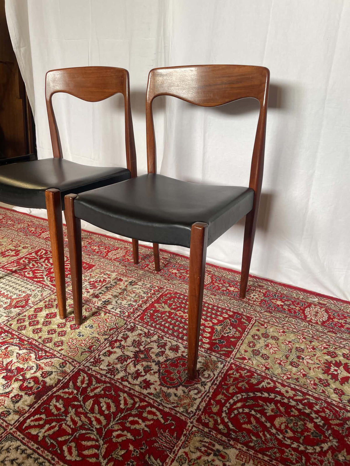 Paire de chaises vintage en teck et skaï noir – Style scandinave