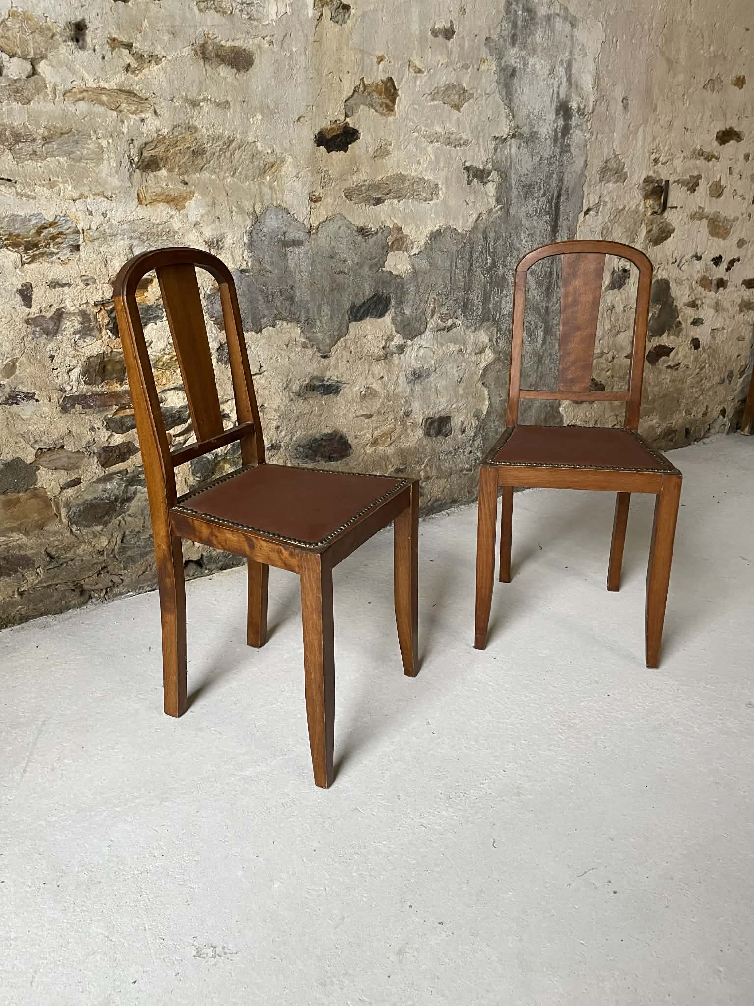 Lot de 2 chaises anciennes en bois et assise en cuir