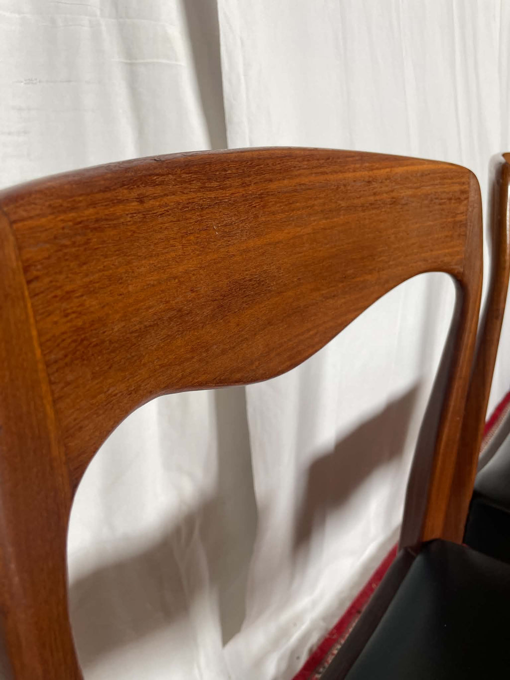 Paire de chaises vintage en teck et skaï noir – Style scandinave