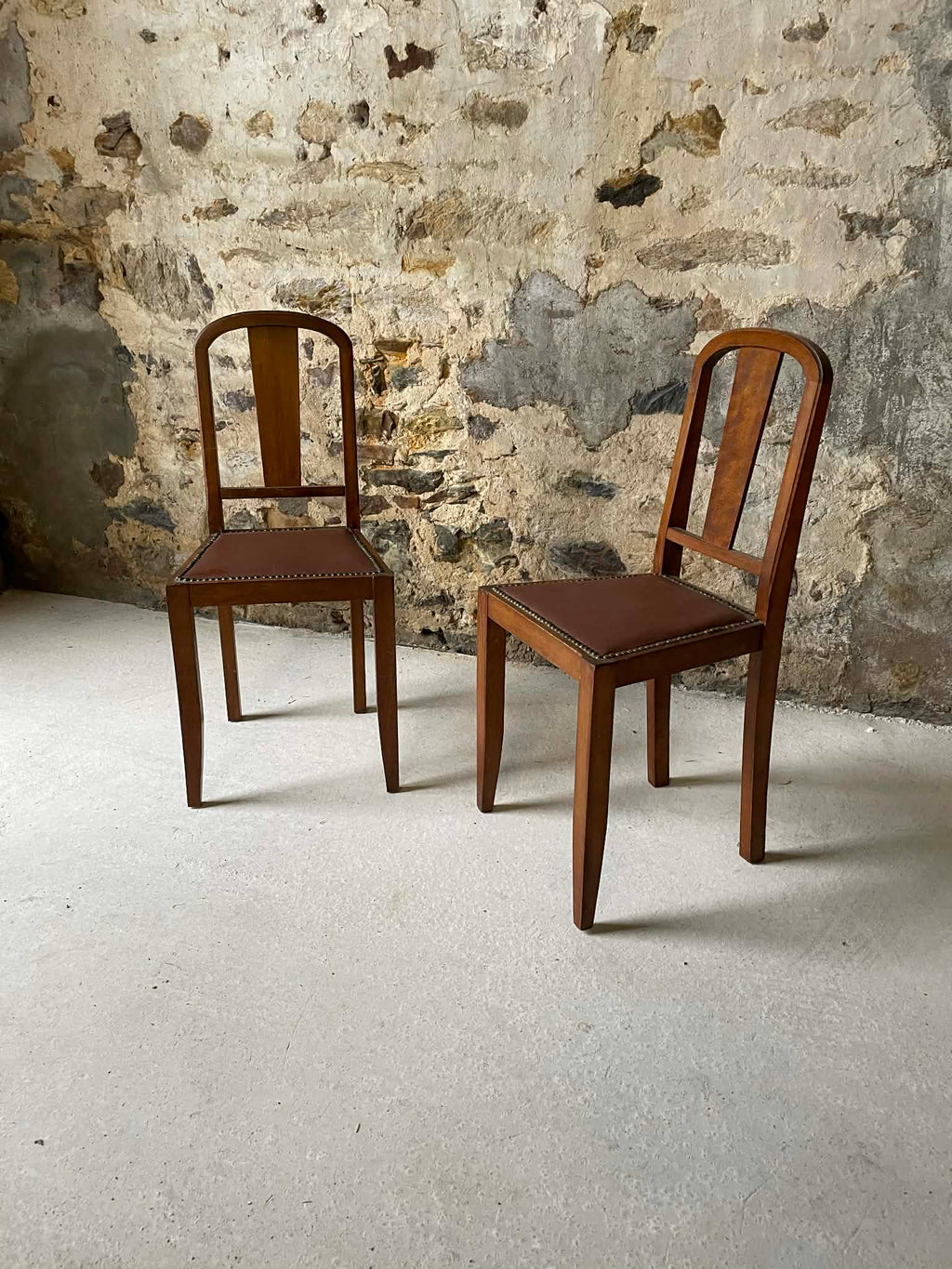 Lot de 2 chaises anciennes en bois et assise en cuir