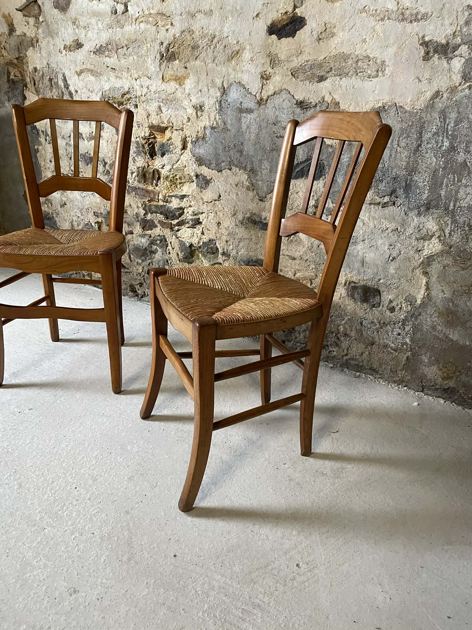 Lot de 2 chaises anciennes en bois et assise paillée