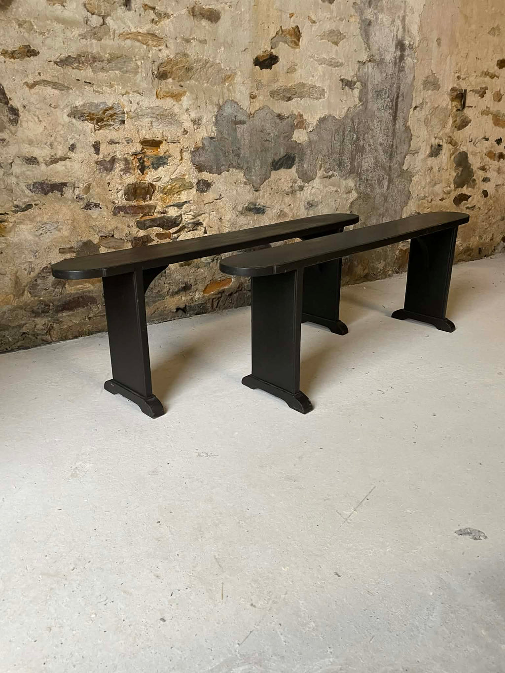 Paire de bancs en bois massif noir