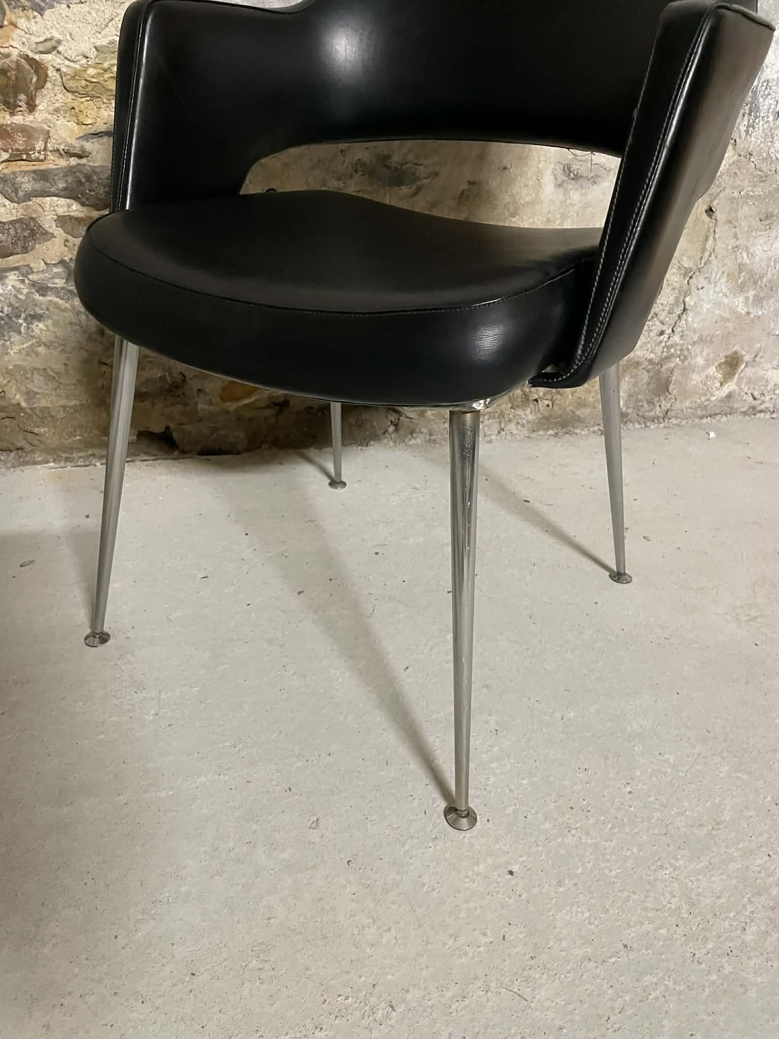 Fauteuil conférence design noir pieds métal style contemporain